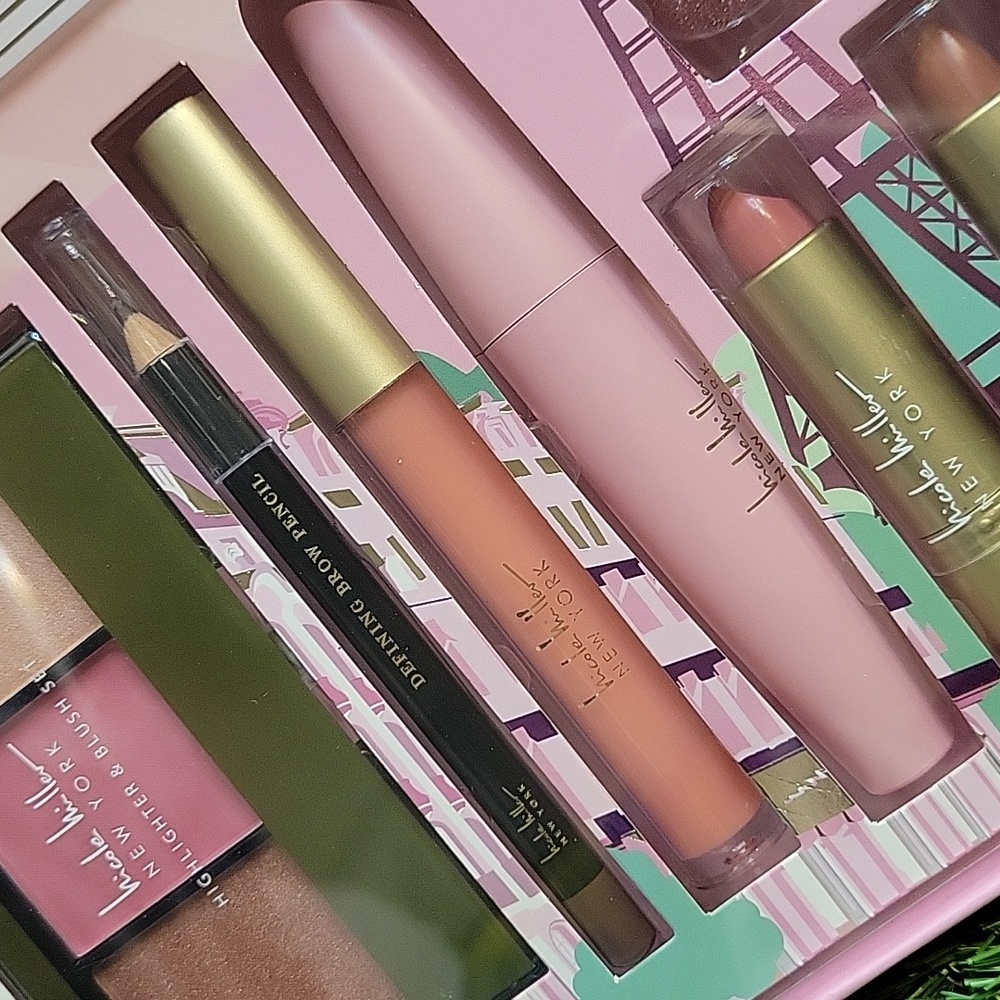 Nicole Miller New York Essential Makeup Collection - Picture 10 of 14